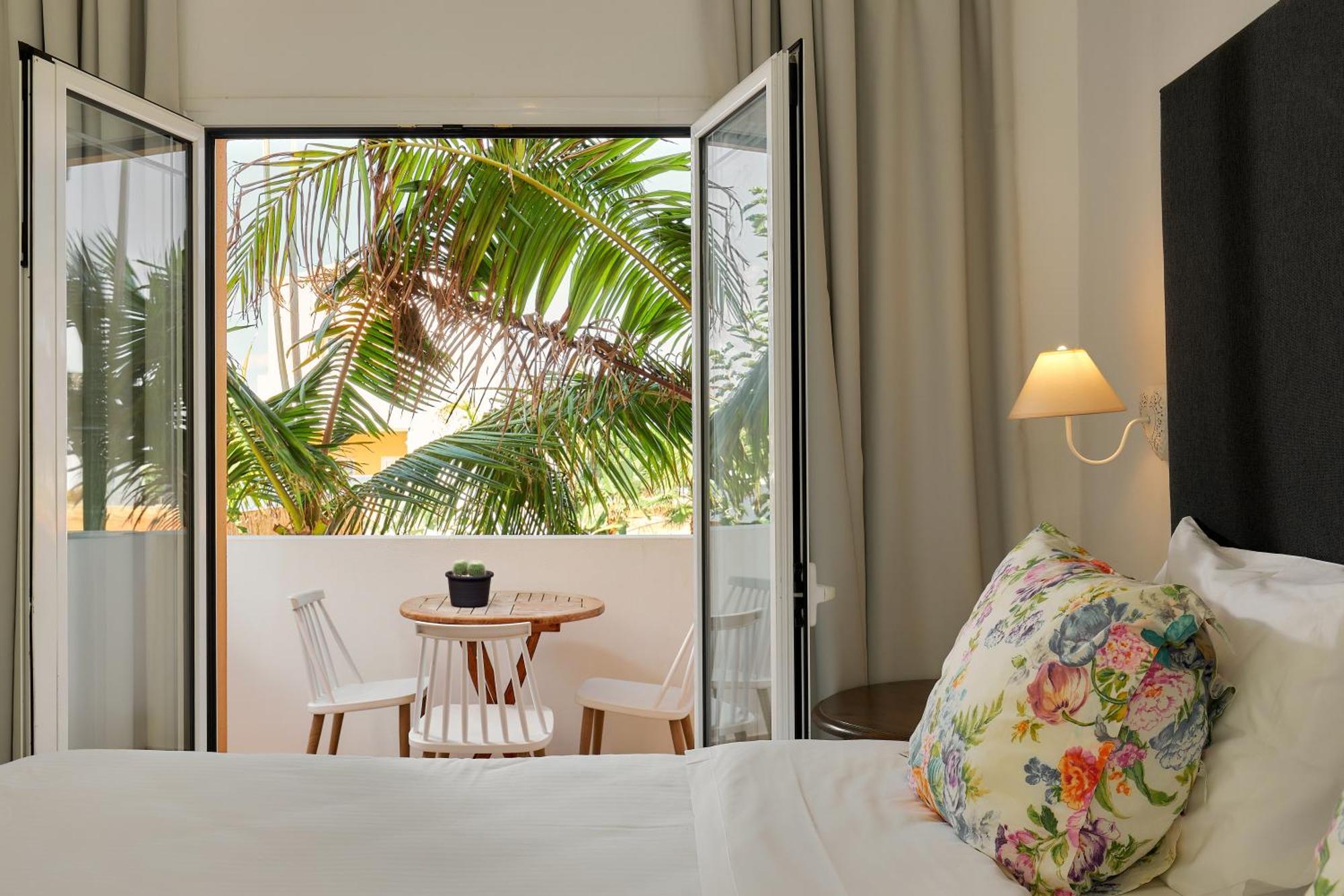Sirens & Village Hotel 4*